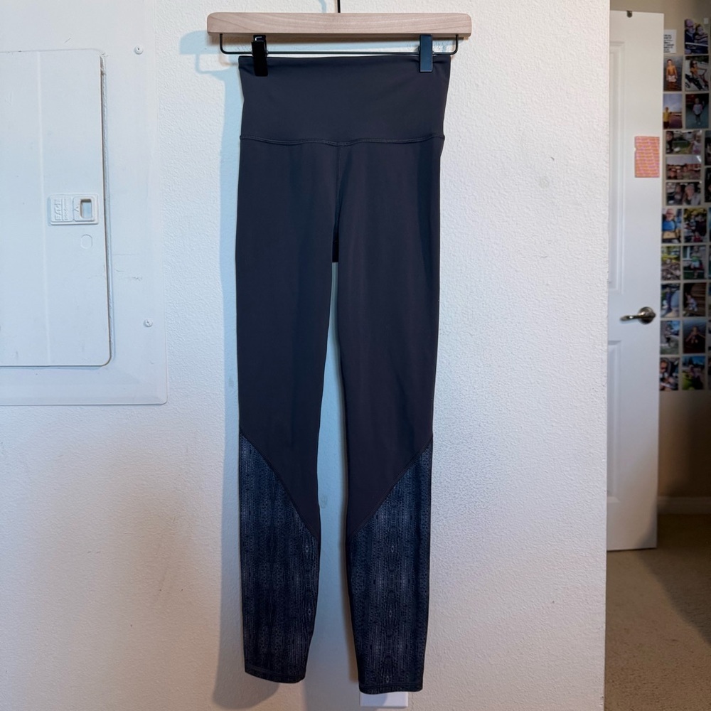 Vuori High Rise Leggings Gray/ Navy Blue Pattern Panel Yoga Pants Womens Small